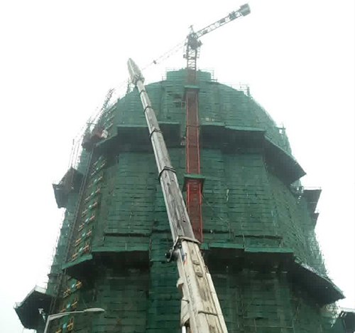 莱州吊车在工地上作业